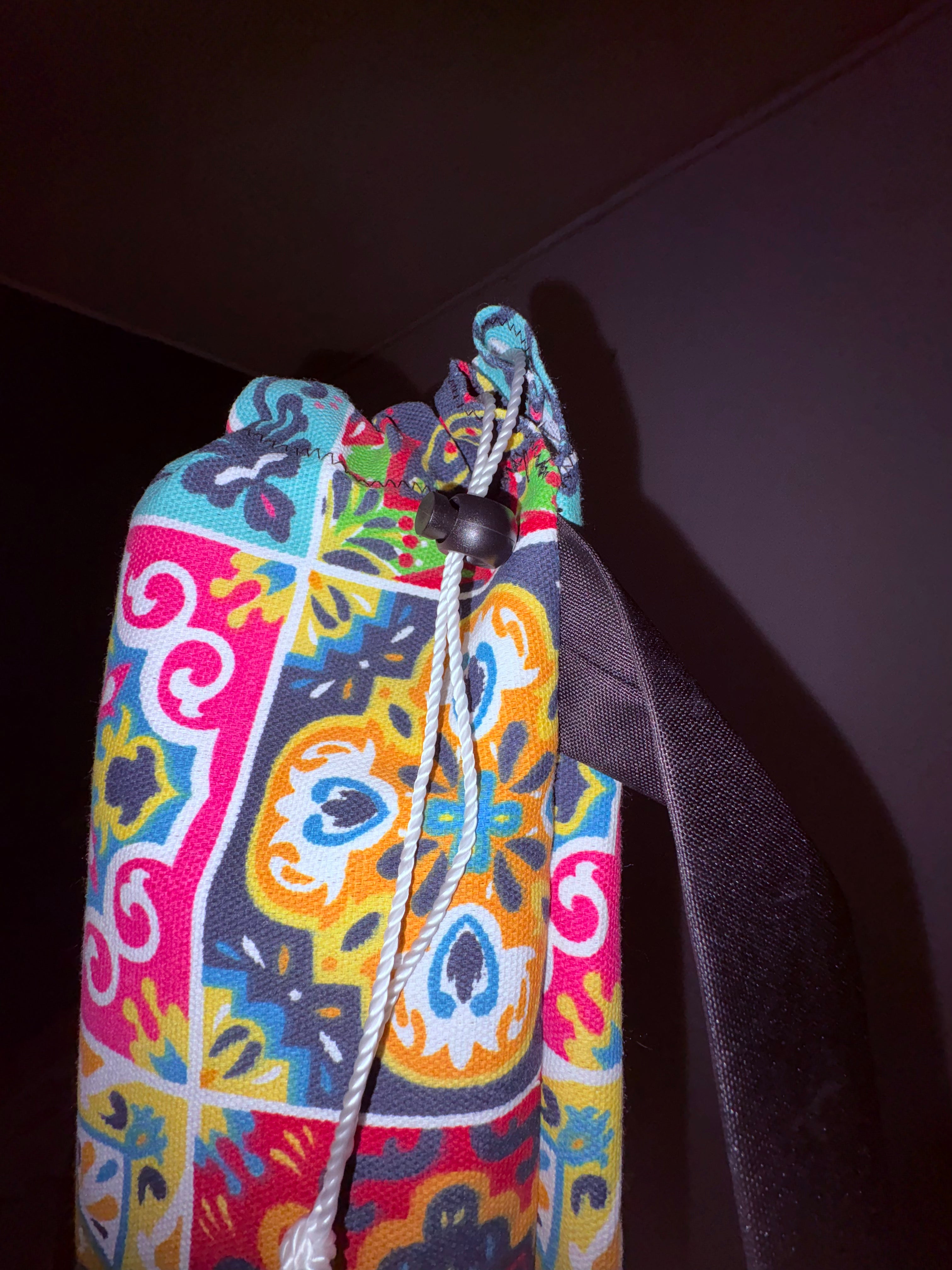 Detalle del bolso PortMat Colección Prisma - calidad artesanal premium para yoga y pilates