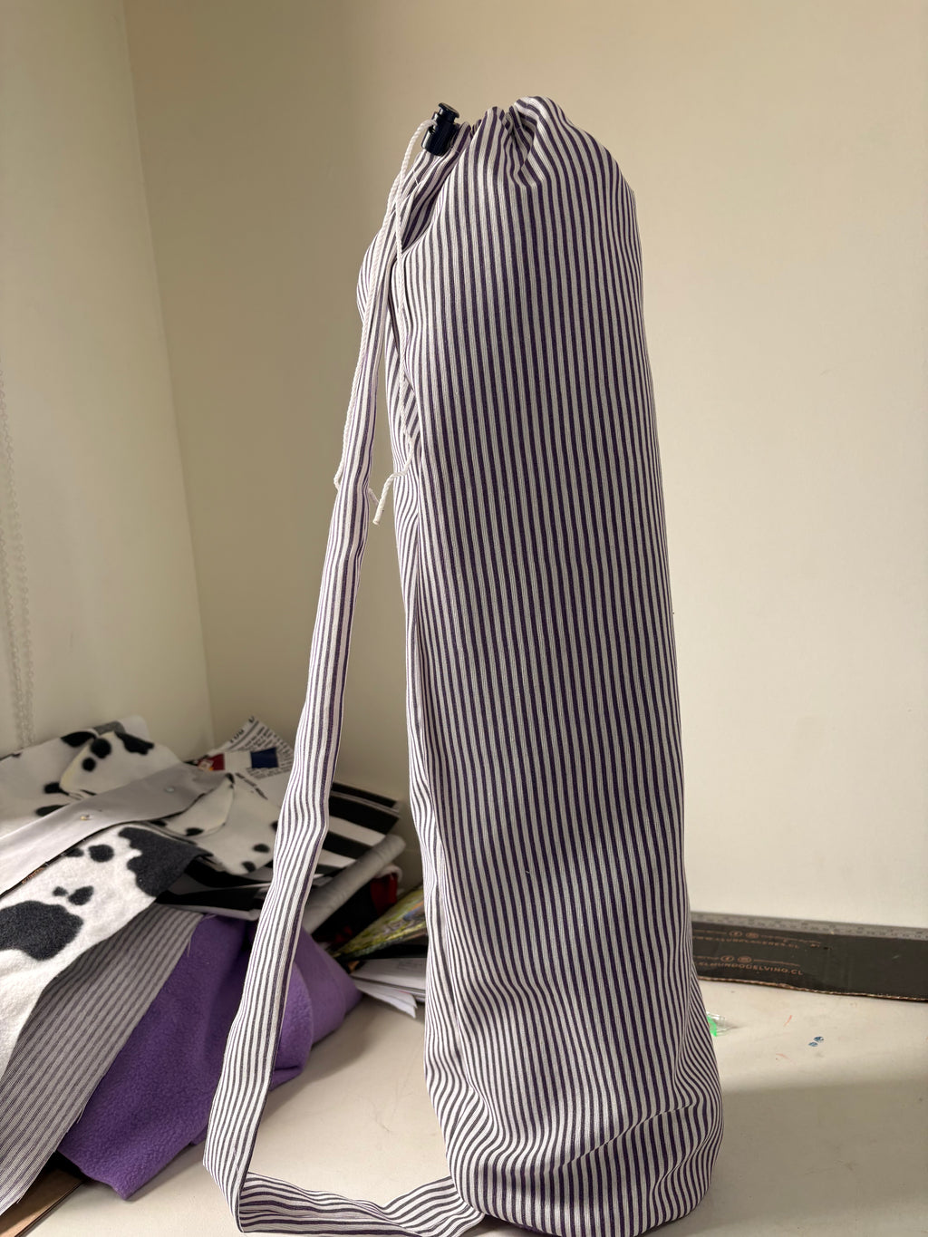 Bolso artesanal para yoga PortMat diseño lineal blanco y lila - hecho a mano en Chile por Taller Küyen