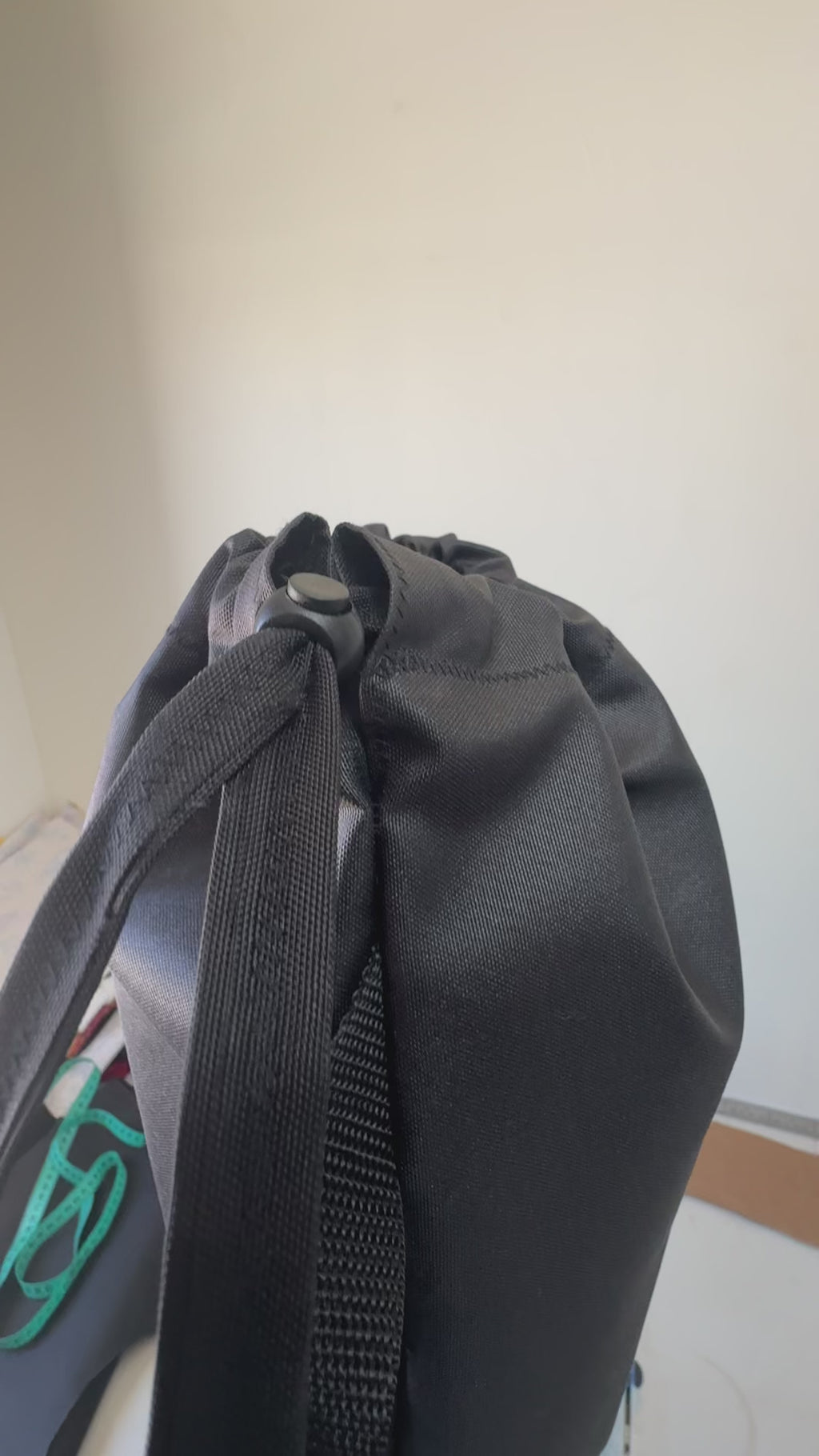 Detalle del bolso PortMat impermeable - protección total para tu esterilla de yoga
