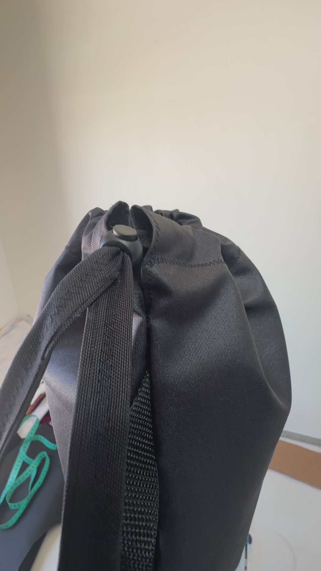 Detalle del bolso PortMat impermeable - protección total para tu esterilla de yoga